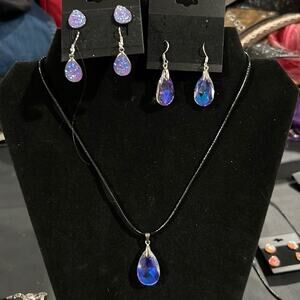 CRYSTAL necklace & 3 pairs of earrings. Pretty in lavender!